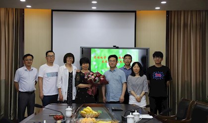 柔情傲骨传授知识，春风细雨培育桃李