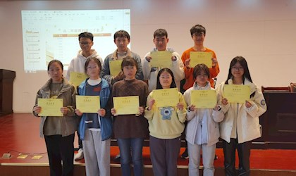 榜样引领共前行，健康向上创佳绩——高二年级学生会议